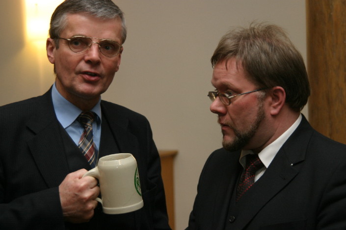 Foto: Der Präsident des OLG Nürnberg, Dr. Franke, und Prof. Dr. Geis (Mutvorstand des Instituts)