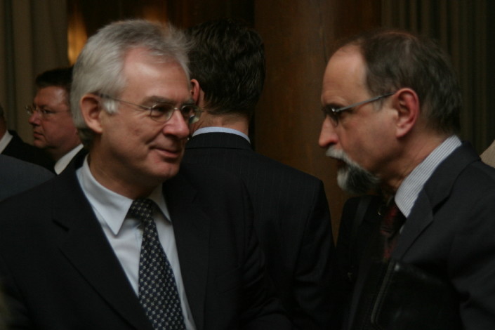 Foto: Der Leiter des Sprachenzentrums, Prof. Dr. Koller, und Dekan Prof. Dr. Greger