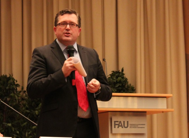 ARAP Jubiläumsfeier - Diskussionsrunde, der Moderator Prof. Dr. Hans Kudlich